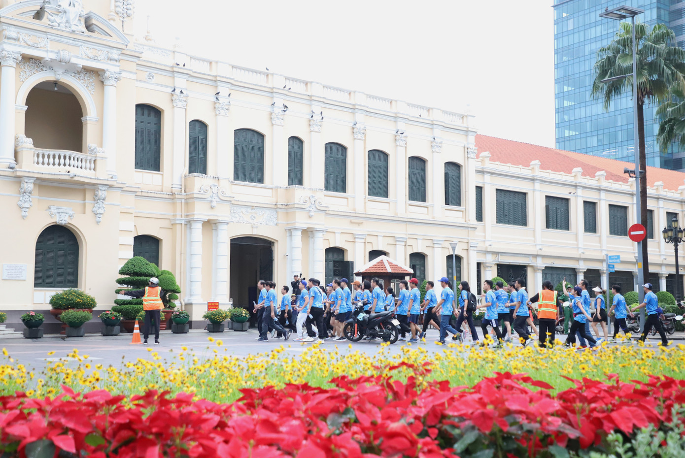 Ông Võ Văn Yên - Phó Bí thư Thường trực Đảng ủy Khối các cơ quan Trung ương tại TPHCM - cho biết, nhằm phát huy truyền thống nhân ái, nghĩa tình của người dân TPHCM, giúp người nghèo vươn lên thoát nghèo, không để ai bị bỏ lại phía sau, chương trình đi bộ diễn ra với mong muốn cấp ủy, lãnh đạo các cơ quan, đơn vị, từng cán bộ, đảng viên, người lao động, sinh viên học sinh trong khối và đông đảo người dân thành phố tham gia với tấm lòng tương thân tương ái cùng đóng góp quỹ "Vì người nghèo". "Nghĩa tình này sẽ giúp các hộ nghèo, hộ khó khăn có thêm nhiều điều kiện ổn định cuộc sống, các em nhỏ có thêm nghị lực đến trường viết tiếp những ước mơ còn dang dở", ông Yên nhấn mạnh và khẳng định mọi sự đóng góp sẽ được Ban Thường vụ Đảng ủy Khối ghi nhận, công bố công khai và chuyển về quỹ "Vì người nghèo" thành phố. Ông Võ Văn Yên - Phó Bí thư Thường trực Đảng ủy Khối các cơ quan Trung ương tại TPHCM - cho biết, nhằm phát huy truyền thống nhân ái, nghĩa tình của người dân TPHCM, giúp người nghèo vươn lên thoát nghèo, không để ai bị bỏ lại phía sau, chương trình đi bộ diễn ra với mong muốn cấp ủy, lãnh đạo các cơ quan, đơn vị, từng cán bộ, đảng viên, người lao động, sinh viên học sinh trong khối và đông đảo người dân thành phố tham gia với tấm lòng tương thân tương ái cùng đóng góp quỹ "Vì người nghèo". "Nghĩa tình này sẽ giúp các hộ nghèo, hộ khó khăn có thêm nhiều điều kiện ổn định cuộc sống, các em nhỏ có thêm nghị lực đến trường viết tiếp những ước mơ còn dang dở", ông Yên nhấn mạnh và khẳng định mọi sự đóng góp sẽ được Ban Thường vụ Đảng ủy Khối ghi nhận, công bố công khai và chuyển về quỹ "Vì người nghèo" thành phố.