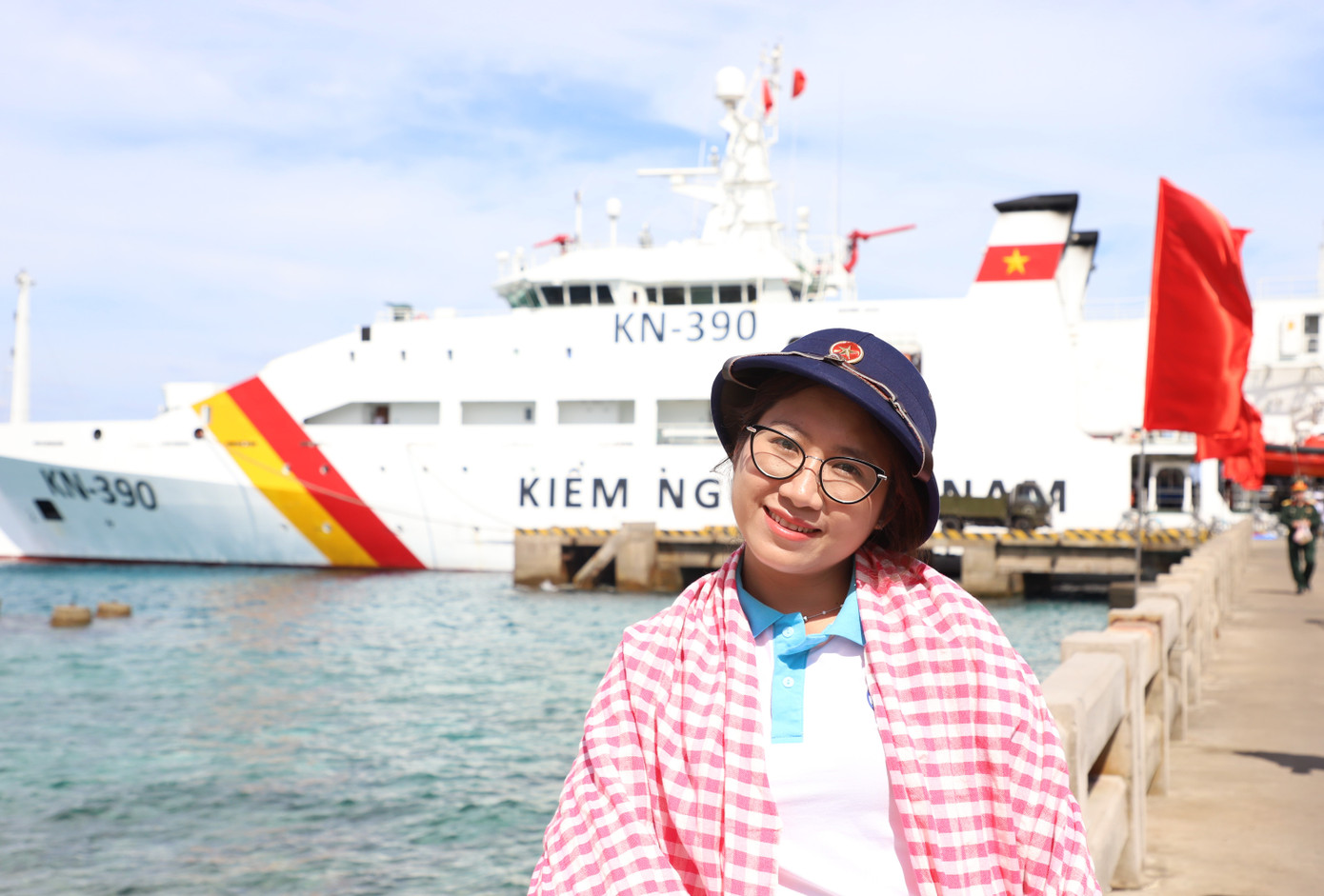 “Tôi yêu mỗi sáng thức dậy giữa Thủ đô nhiều hơn, bởi tôi biết, ở nơi đang cách xa mình đến cả ngàn cây số có những chiến sĩ tuổi đời còn rất trẻ, đang vững chắc tay súng, kiên cường vượt lên mọi khó khăn, thiếu thốn, gian khổ để mọi người có cuộc sống bình yên”, nữ phóng viên trẻ bộc bạch và cho rằng nghề báo đã đem đến cho cô niềm hãnh diện và tự hào, cùng những hành trình gắn với những bài học quý, những kỹ năng mới và những người bạn tuyệt vời. “Tôi yêu mỗi sáng thức dậy giữa Thủ đô nhiều hơn, bởi tôi biết, ở nơi đang cách xa mình đến cả ngàn cây số có những chiến sĩ tuổi đời còn rất trẻ, đang vững chắc tay súng, kiên cường vượt lên mọi khó khăn, thiếu thốn, gian khổ để mọi người có cuộc sống bình yên”, nữ phóng viên trẻ bộc bạch và cho rằng nghề báo đã đem đến cho cô niềm hãnh diện và tự hào, cùng những hành trình gắn với những bài học quý, những kỹ năng mới và những người bạn tuyệt vời.