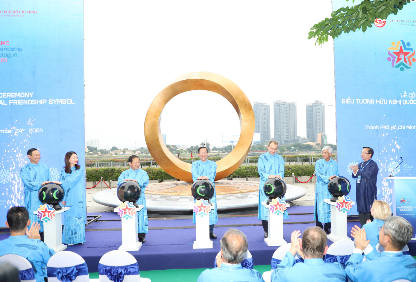 Chủ tịch UBND TPHCM Phan Văn Mãi (giữa) cùng Thứ trưởng Bộ Ngoại giao Nguyễn Minh Hằng và đại diện các nước thực hiện nghi thức công bố biểu tượng hữu nghị. Ảnh: Ngô Tùng. Chủ tịch UBND TPHCM Phan Văn Mãi (giữa) cùng Thứ trưởng Bộ Ngoại giao Nguyễn Minh Hằng và đại diện các nước thực hiện nghi thức công bố biểu tượng hữu nghị. Ảnh: Ngô Tùng.