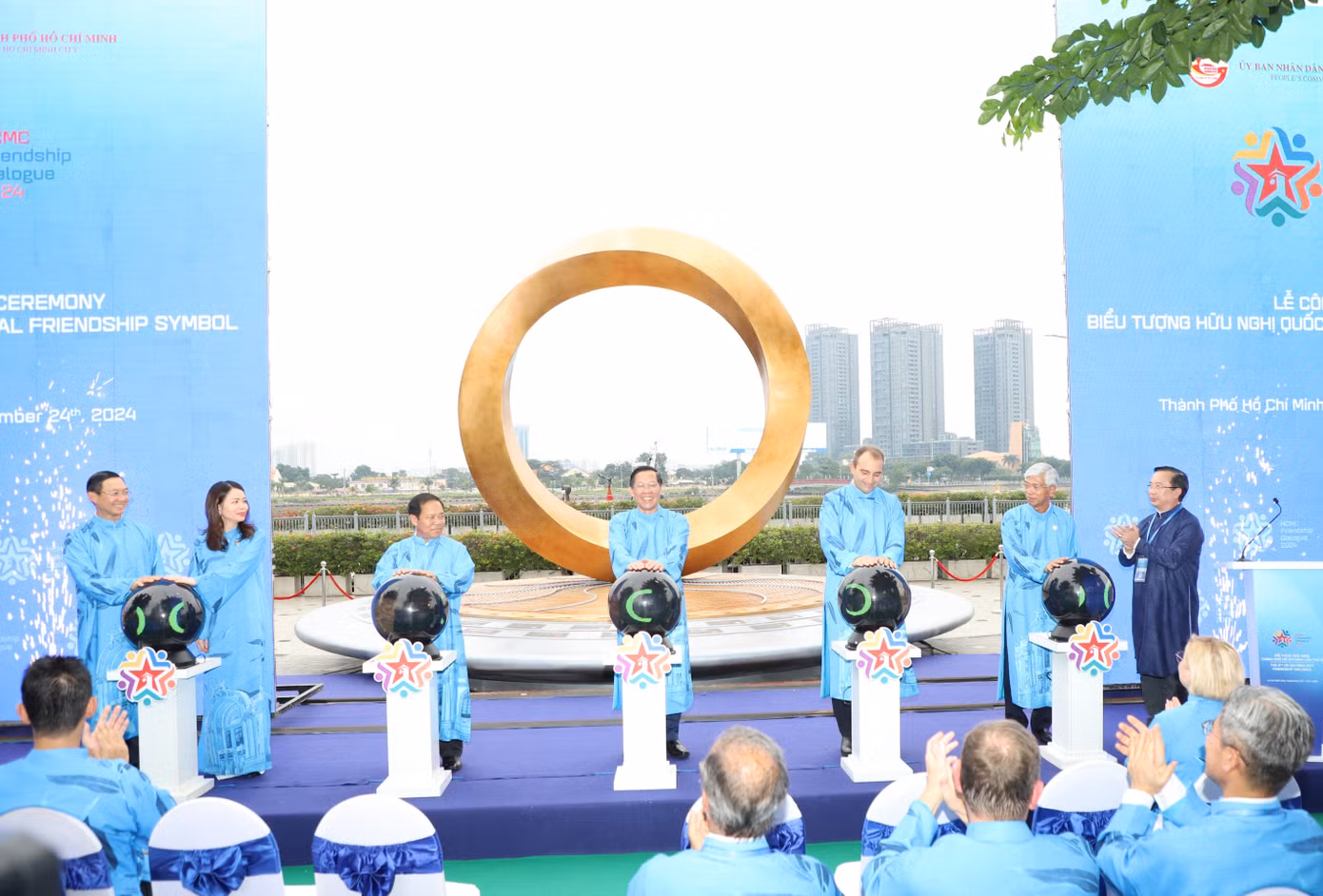 Chủ tịch UBND TPHCM Phan Văn Mãi (giữa) cùng Thứ trưởng Bộ Ngoại giao Nguyễn Minh Hằng và đại diện các nước thực hiện nghi thức công bố biểu tượng hữu nghị. Ảnh: Ngô Tùng.
