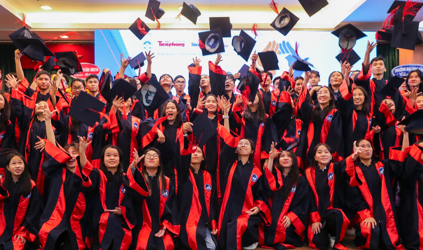 Tham gia chương trình học bổng Nâng bước thủ khoa, mỗi bạn trẻ lưu giữ cho mình những kỷ niệm đẹp cùng bạn bè đồng trang lứa, đón nhận tình cảm quan tâm, chia sẻ của Ban tổ chức để từ đó có thêm động lực vững bước trên chặng đường trưởng thành đi tới. Tham gia chương trình học bổng Nâng bước thủ khoa, mỗi bạn trẻ lưu giữ cho mình những kỷ niệm đẹp cùng bạn bè đồng trang lứa, đón nhận tình cảm quan tâm, chia sẻ của Ban tổ chức để từ đó có thêm động lực vững bước trên chặng đường trưởng thành đi tới.