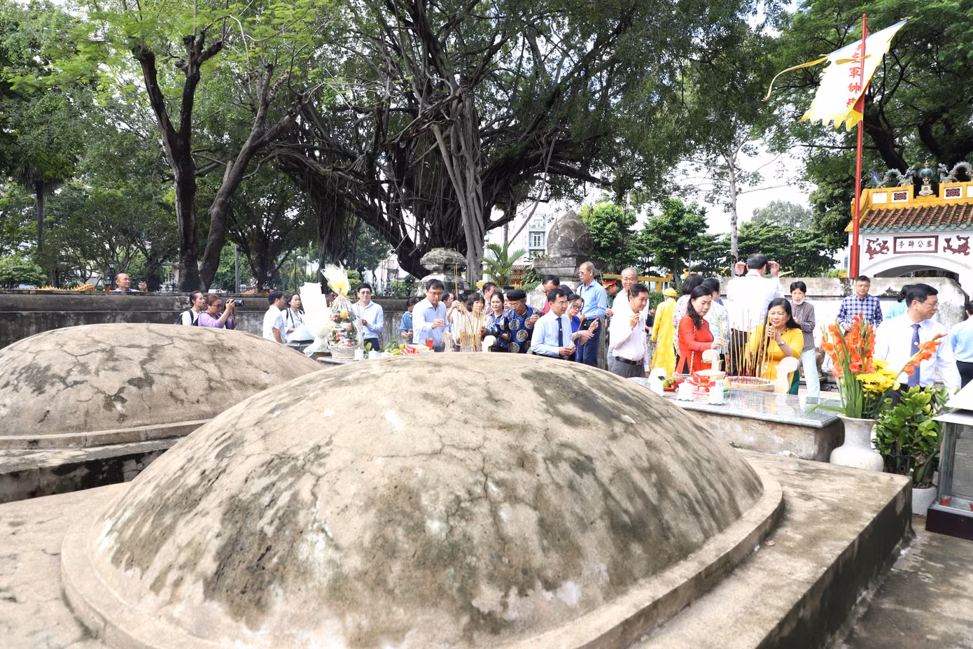 Bà con nhân dân cùng chiêm bái, tưởng nhớ Đức Tả quân.