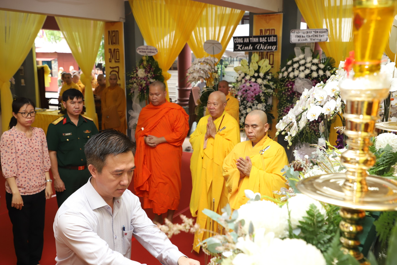 Đoàn Tỉnh ủy - HĐND - UBND - Ủy ban MTTQ Việt Nam tỉnh Bà Rịa - Vũng Tàu do ông Đặng Minh Thông, Ủy viên Ban Thường vụ Tỉnh ủy, Phó Chủ tịch UBND tỉnh làm trưởng đoàn, đến viếng Hòa thượng Thích Huệ Trí.