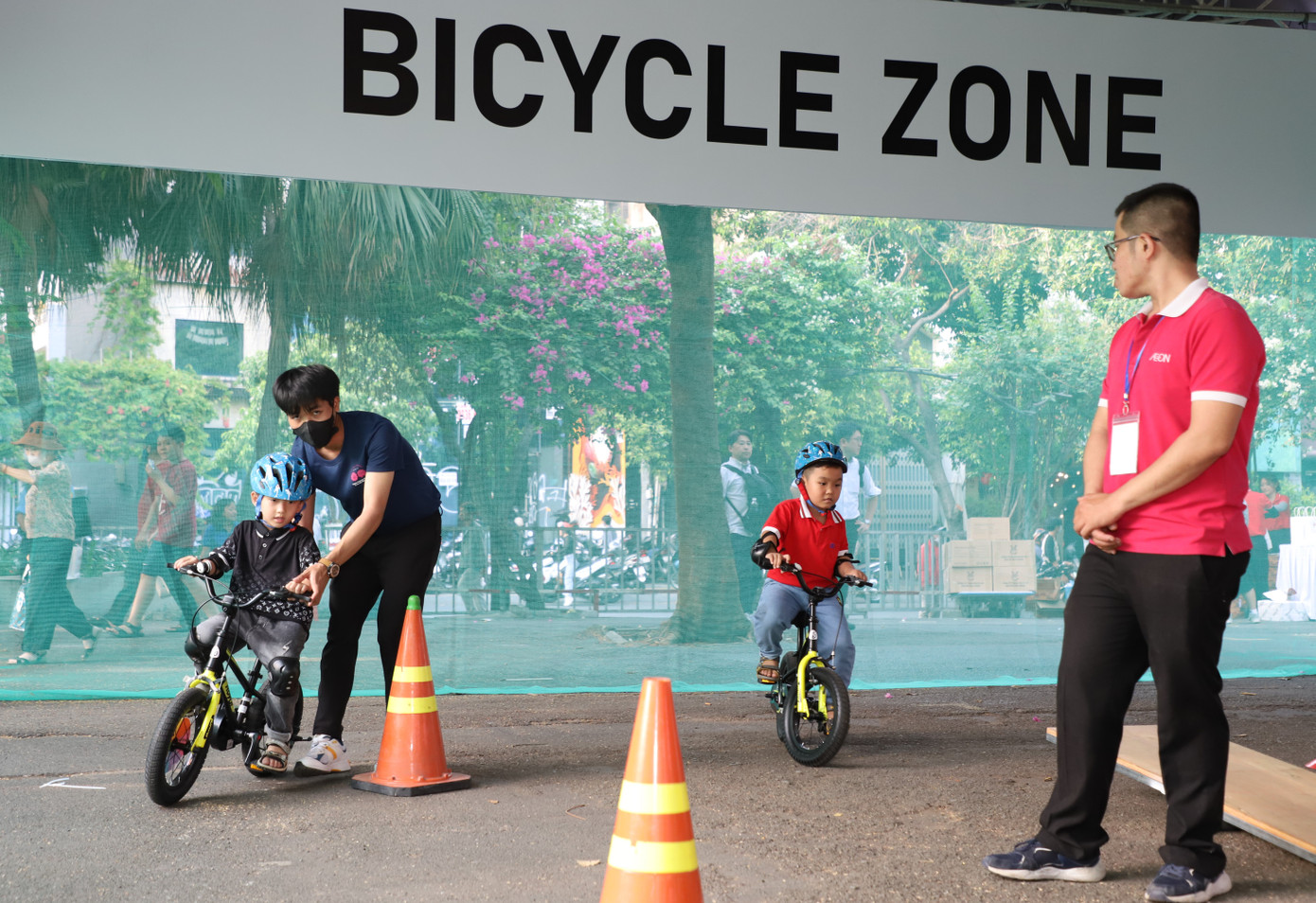 Các em nhỏ thích thú đi xe đạp.