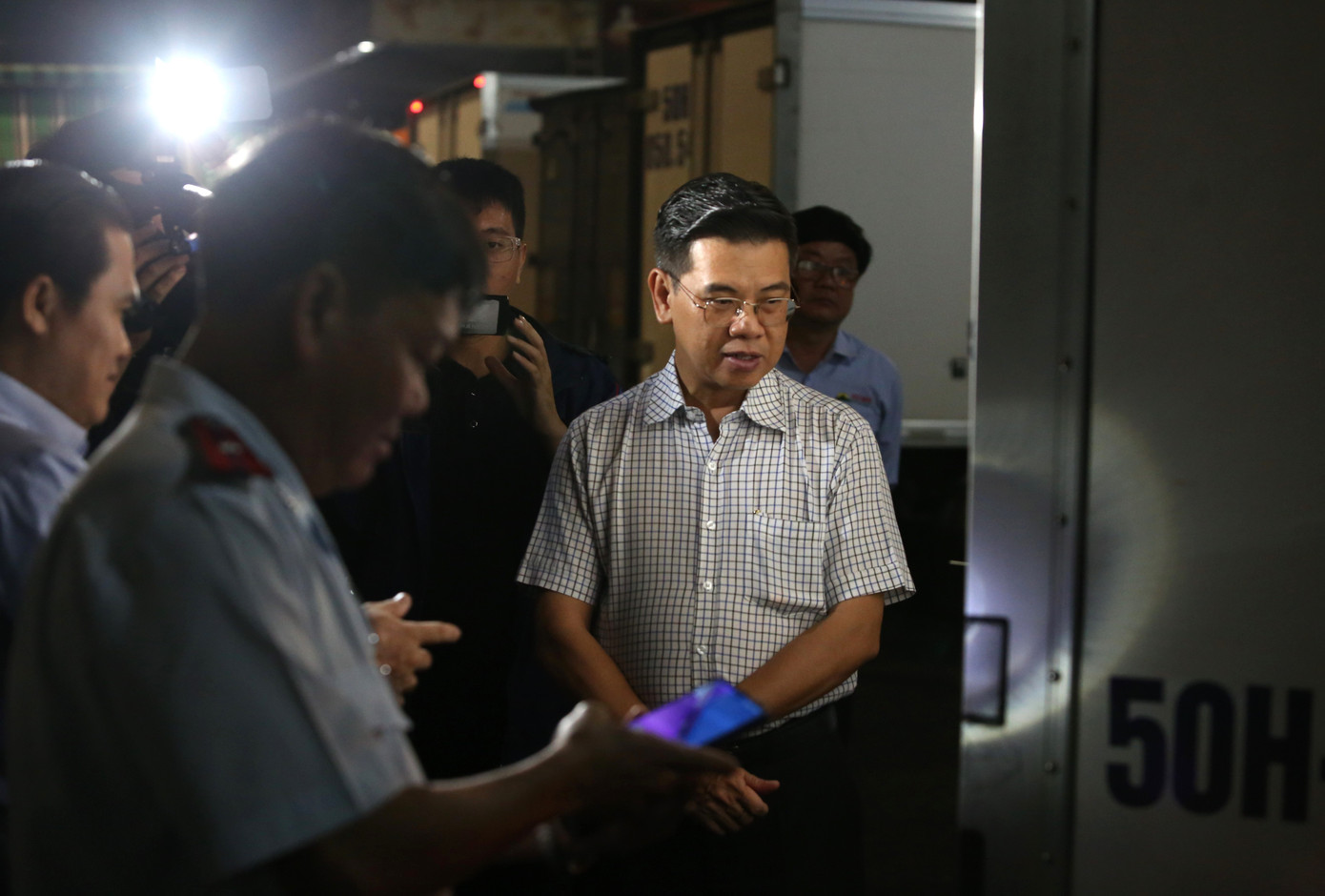 Phó Chủ tịch UBND TPHCM Nguyễn Văn Dũng cùng đoàn kiểm tra chất lượng, nguồn gốc nông sản tại chợ đầu mối Hóc Môn mới đây. Ảnh: Ngô Tùng Phó Chủ tịch UBND TPHCM Nguyễn Văn Dũng cùng đoàn kiểm tra chất lượng, nguồn gốc nông sản tại chợ đầu mối Hóc Môn mới đây. Ảnh: Ngô Tùng