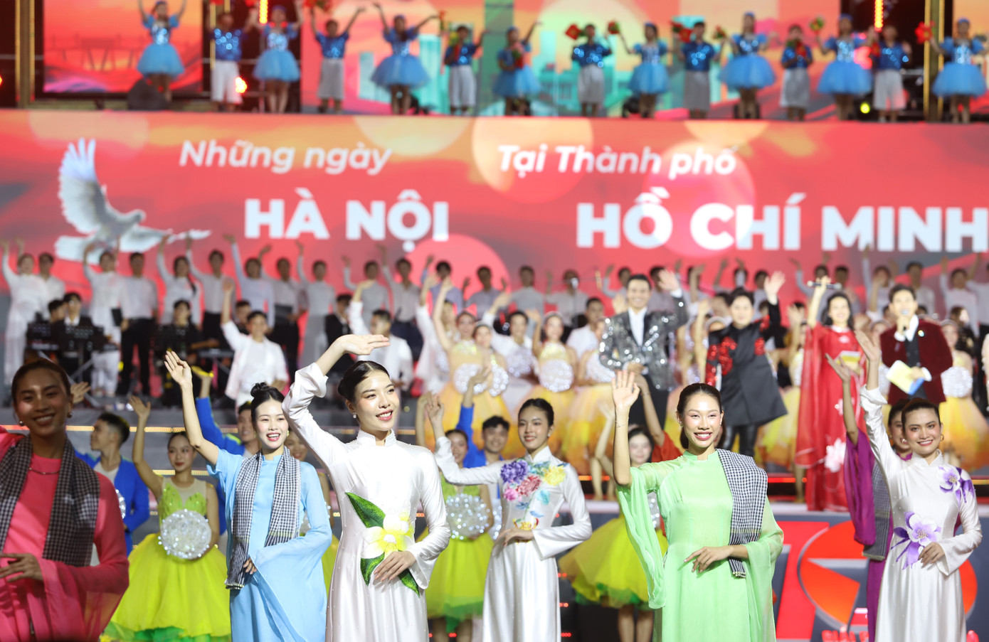 Đêm nghệ thuật chào mừng chương trình khép lại trong niềm hân hoan, phấn khởi của cả những người thực hiện lẫn đông đảo người dân, du khách.