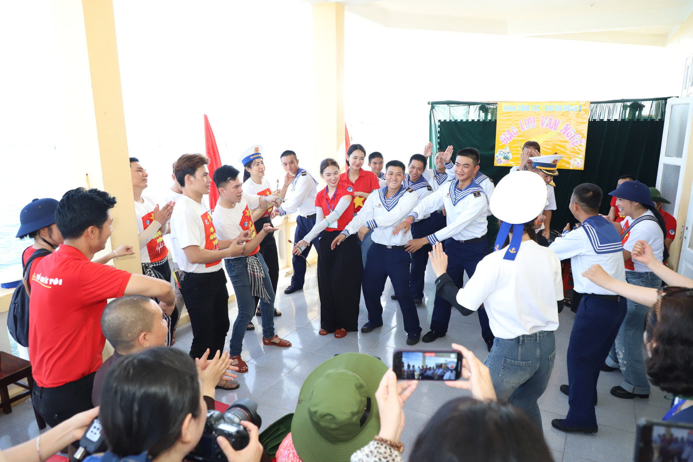 Trong hành trình, bộ đôi Hoa khôi, Á khôi cuộc thi Hoa khôi Sinh viên Việt Nam 2023 cùng các nghệ sĩ mang đến những không gian sôi động, vui tươi dành tặng cán bộ, chiến sĩ trên các đảo.