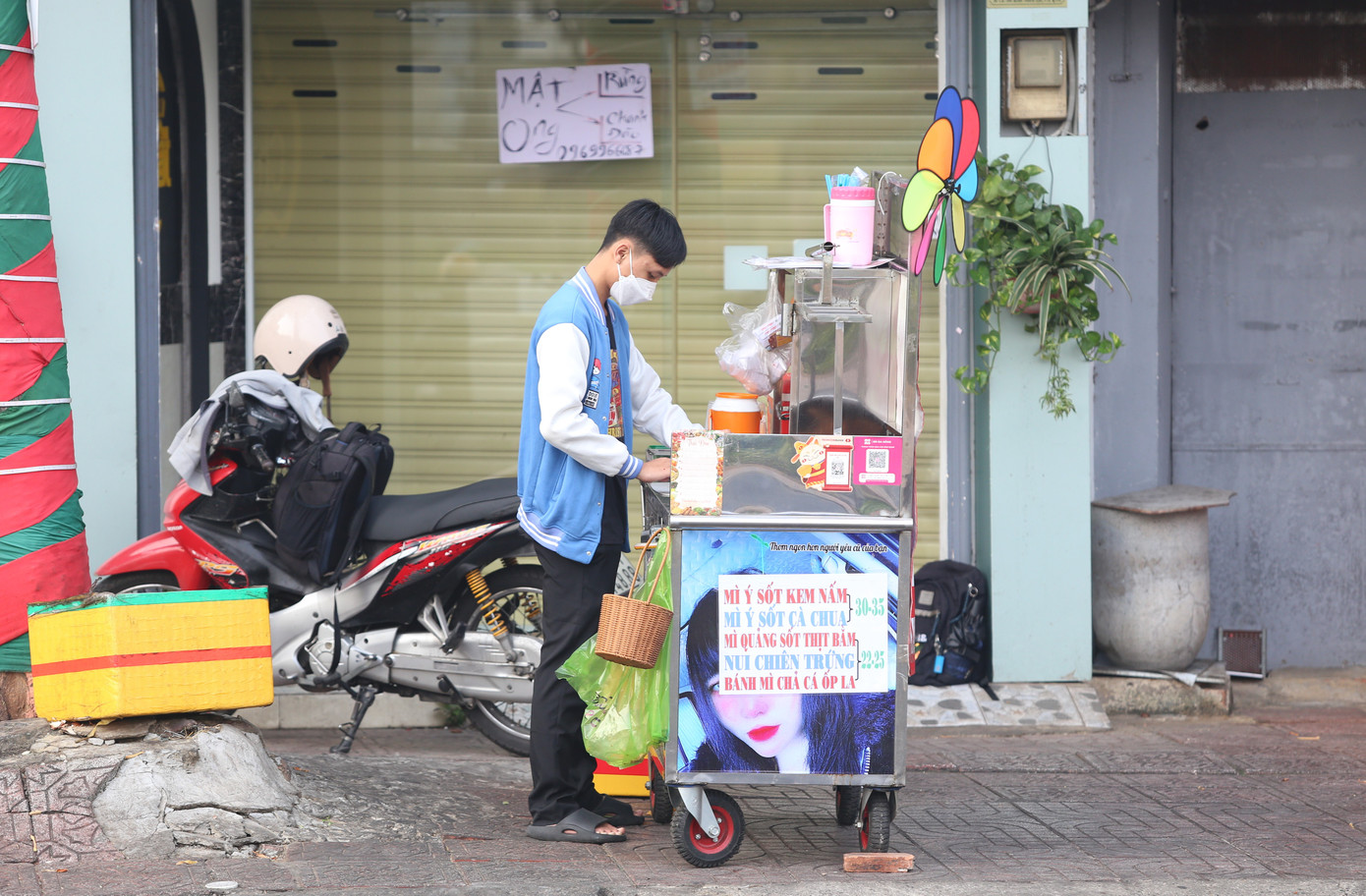 Sinh ra trong gia đình gặp nhiều khó khăn, chật vật, Nguyễn Minh Thể (sinh năm 2005, quê Bạc Liêu) mồ côi cha khi đang học lớp 6. Mọi gánh nặng cơm áo, gạo tiền đổ dồn lên đôi vai người mẹ mang nhiều bệnh tật. Mẹ Thể phải tần tảo sớm hôm, từ 4 giờ sáng đi bán vé số gom nhặt từng đồng tiền lẻ để lo liệu việc ăn học của hai đứa con trai.
