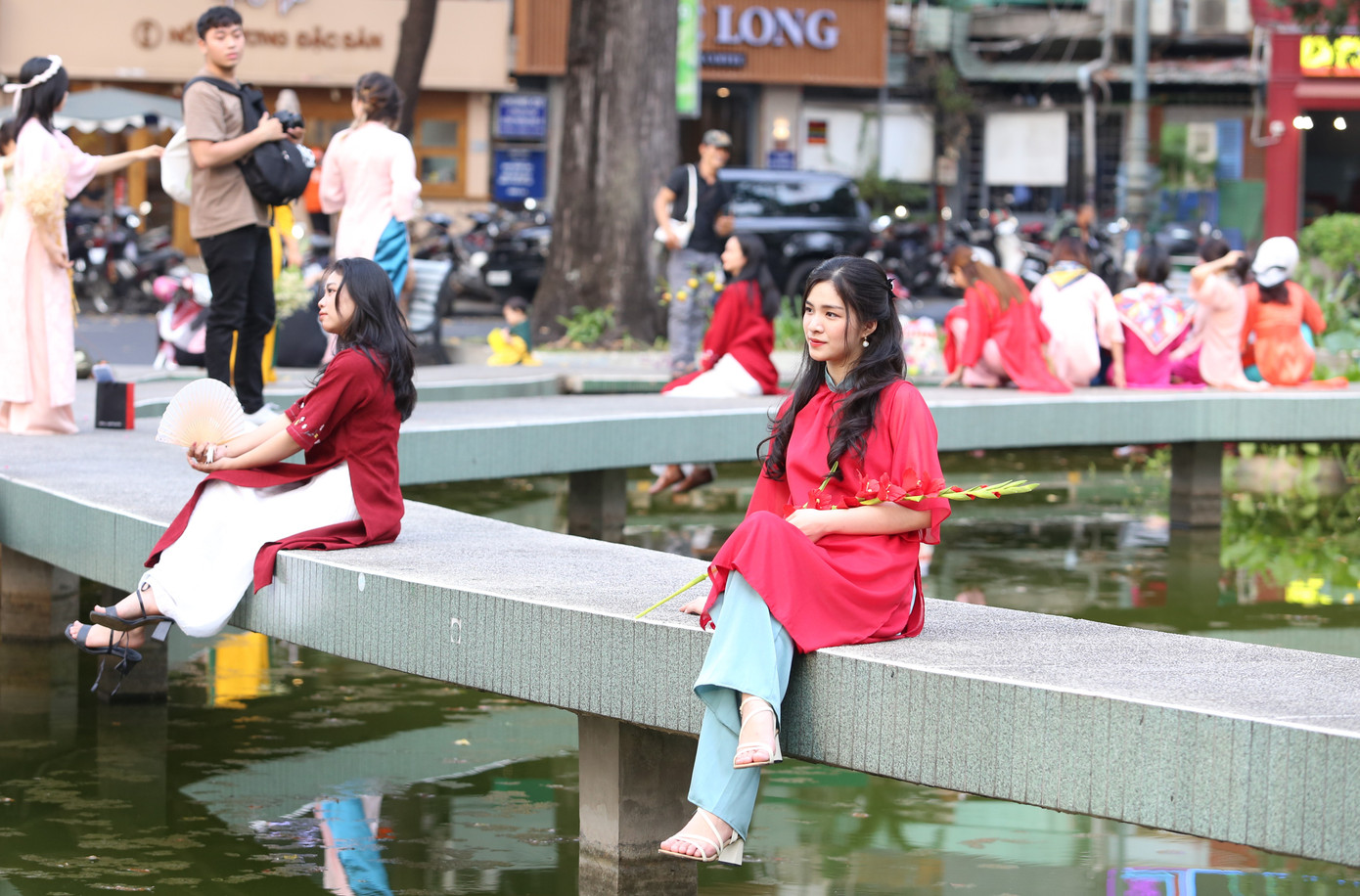 Rất đông các "nàng thơ" tụ hội chụp ảnh Tết ở không gian cuốn hút giữa Sài thành.