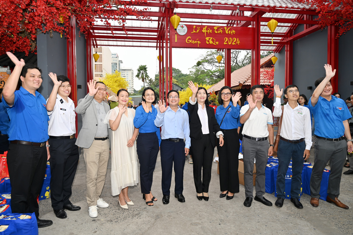 Lãnh đạo các ban ngành, đoàn thể thành phố vẫy chào các thanh niên công nhân, người lao động trước khi chuyến xe lăn bánh. Ảnh: Quốc Thanh