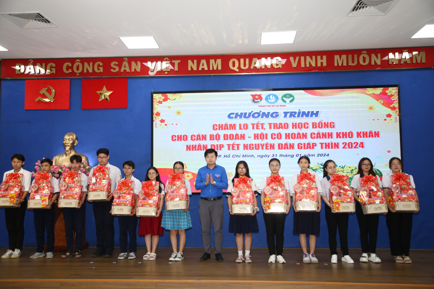 Các bạn cán bộ Đoàn, hội viên, học sinh tại các trường THPT, trung tâm giáo dục thường xuyên đón nhận phần quà ấm áp trước thềm Tết Nguyên đán. Ảnh: Ngô Tùng