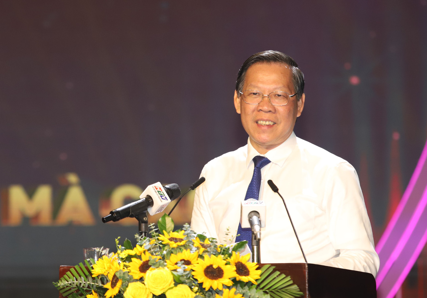 Chủ tịch Phan Văn Mãi gửi gắm với các tấm gương cao đẹp về lòng nhân ái. Chủ tịch Phan Văn Mãi gửi gắm với các tấm gương cao đẹp về lòng nhân ái.