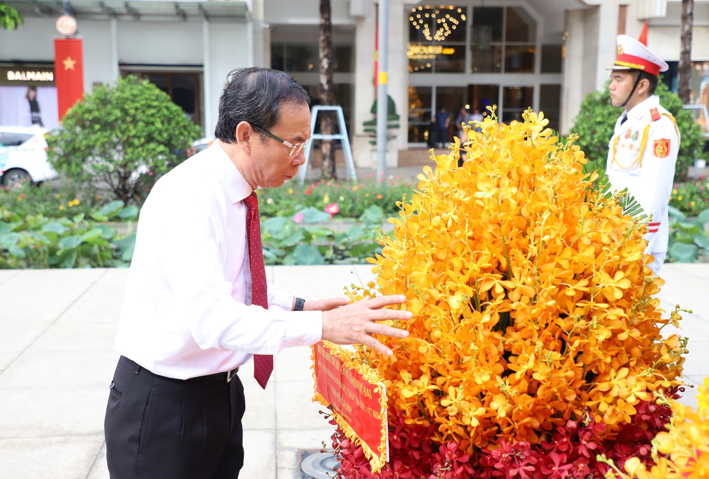 Bí thư Thành ủy TPHCM Nguyễn Văn Nên dâng hoa trước Tượng đài Chủ tịch Hồ Chí Minh trên Phố đi bộ Nguyễn Huệ.