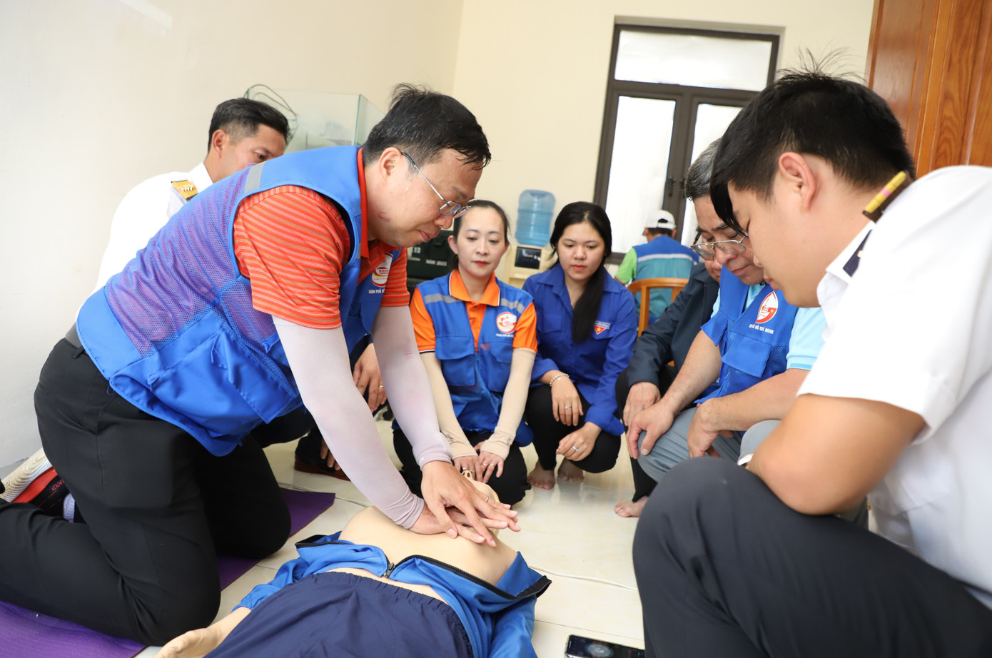 BS Nguyễn Duy Long - Giám đốc Trung tâm Cấp cứu 115 TPHCM chuyển giao kỹ thuật sơ cấp cứu cho các lực lượng trên đảo. BS Nguyễn Duy Long - Giám đốc Trung tâm Cấp cứu 115 TPHCM chuyển giao kỹ thuật sơ cấp cứu cho các lực lượng trên đảo.