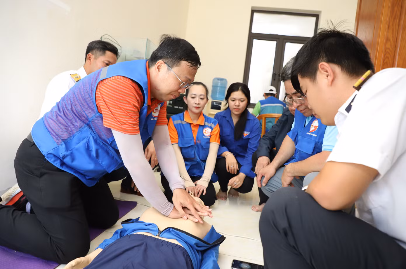 BS Nguyễn Duy Long - Giám đốc Trung tâm Cấp cứu 115 TPHCM chuyển giao kỹ thuật sơ cấp cứu cho các lực lượng trên đảo.