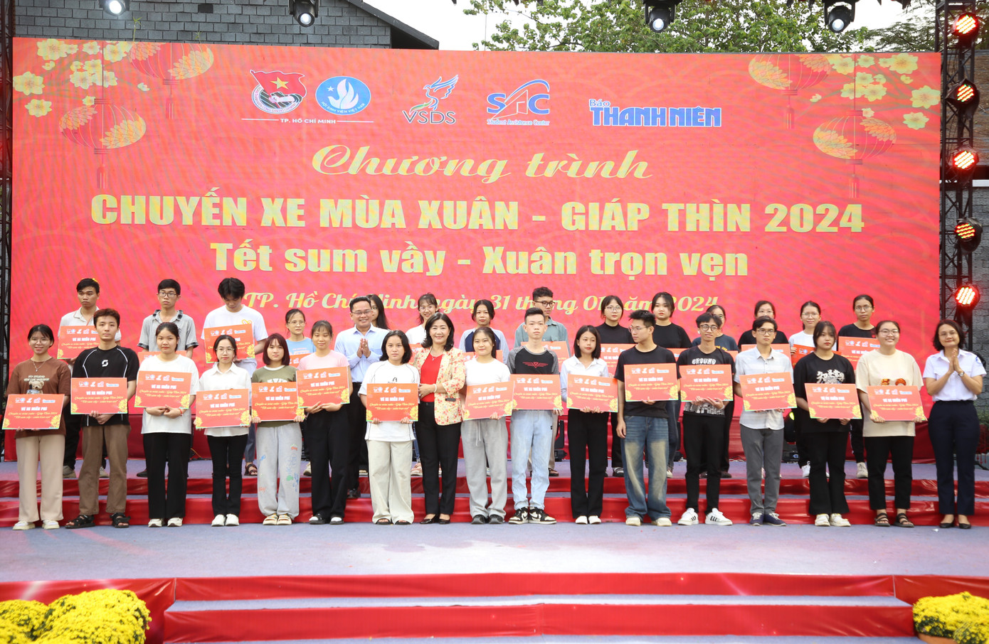 Đại diện Ban tổ chức trao vé xe tượng trưng các chuyến xe nghĩa tình dành tặng hàng nghìn bạn sinh viên, người lao động có hoàn cảnh khó khăn. Ảnh: Ngô Tùng Đại diện Ban tổ chức trao vé xe tượng trưng các chuyến xe nghĩa tình dành tặng hàng nghìn bạn sinh viên, người lao động có hoàn cảnh khó khăn. Ảnh: Ngô Tùng