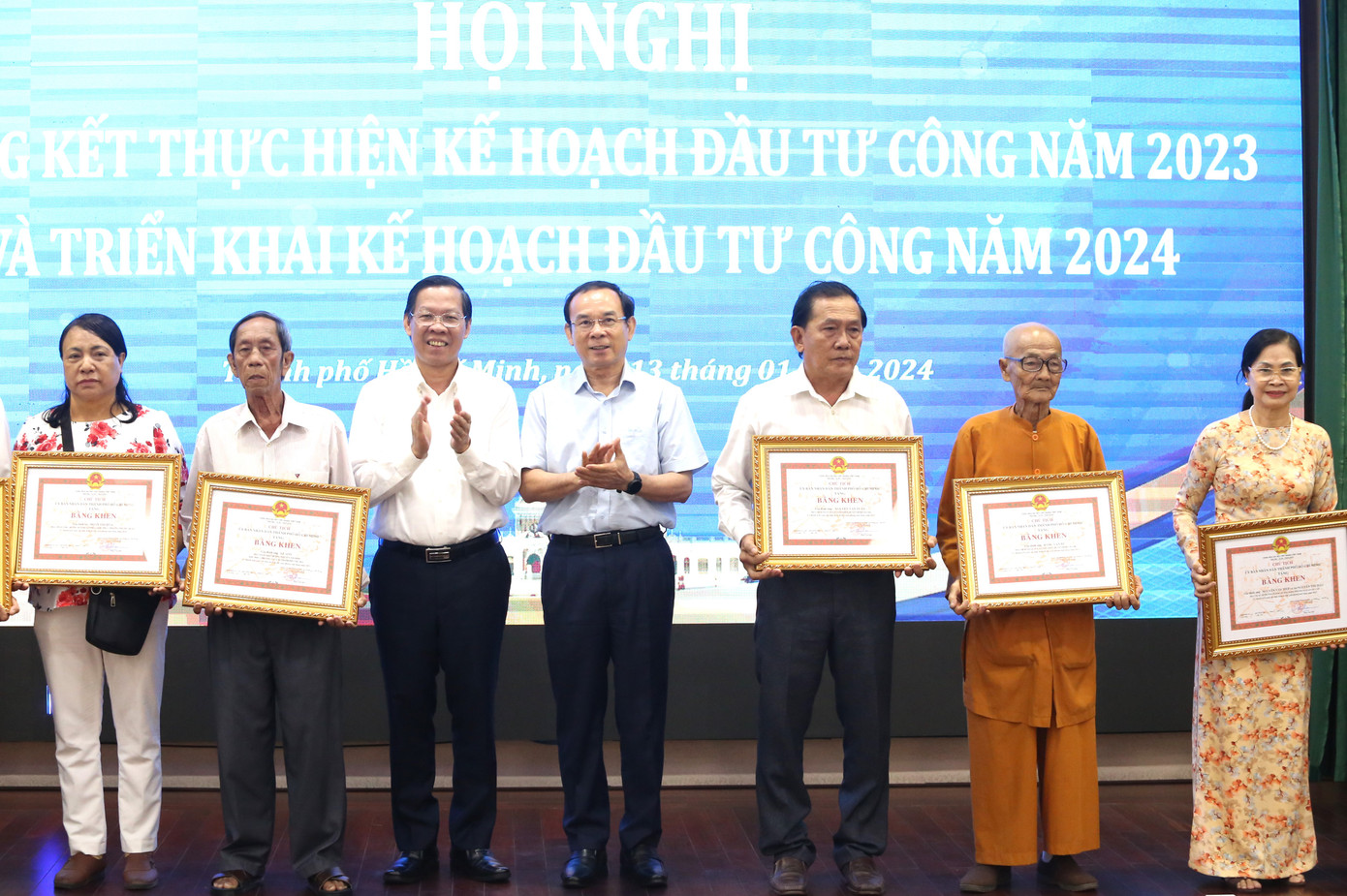 Bí thư Thành ủy TPHCM Nguyễn Văn Nên và Chủ tịch UBND TPHCM Phan Văn Mãi tặng bằng khen cám ơn các hộ gia đình thực hiện hiệu quả công tác di dời, giải phóng mặt bằng phục vụ triển khai các dự án đầu tư công trên địa bàn.