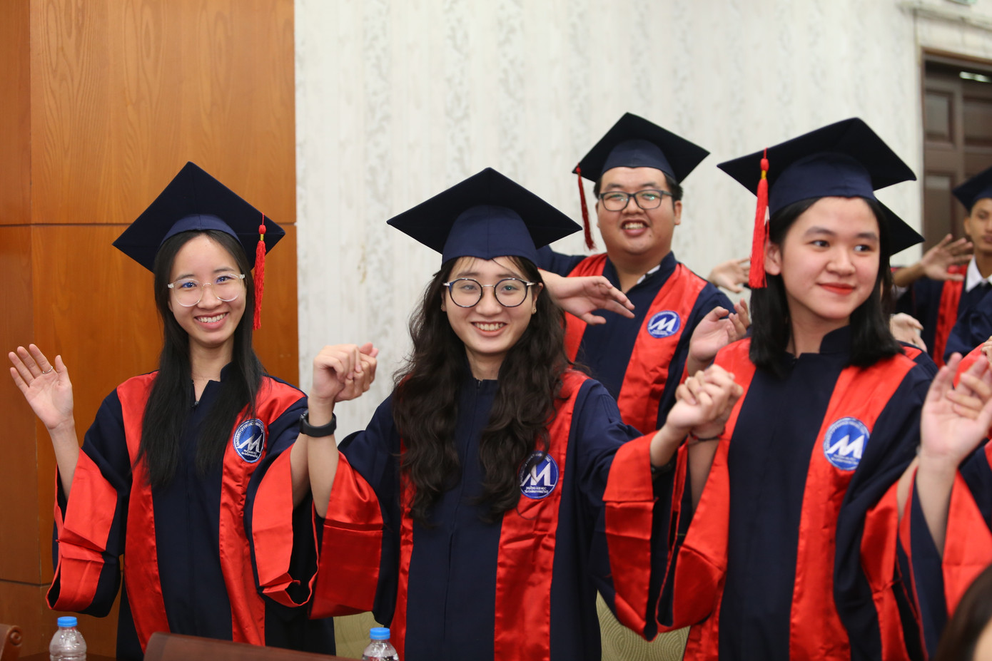 Buổi lễ diễn ra trong không khí hân hoan chào mừng kỷ niệm 74 năm ngày truyền thống học sinh sinh viên và Hội Sinh viên Việt Nam (9/1/1950 - 9/1/2024). Buổi lễ diễn ra trong không khí hân hoan chào mừng kỷ niệm 74 năm ngày truyền thống học sinh sinh viên và Hội Sinh viên Việt Nam (9/1/1950 - 9/1/2024).