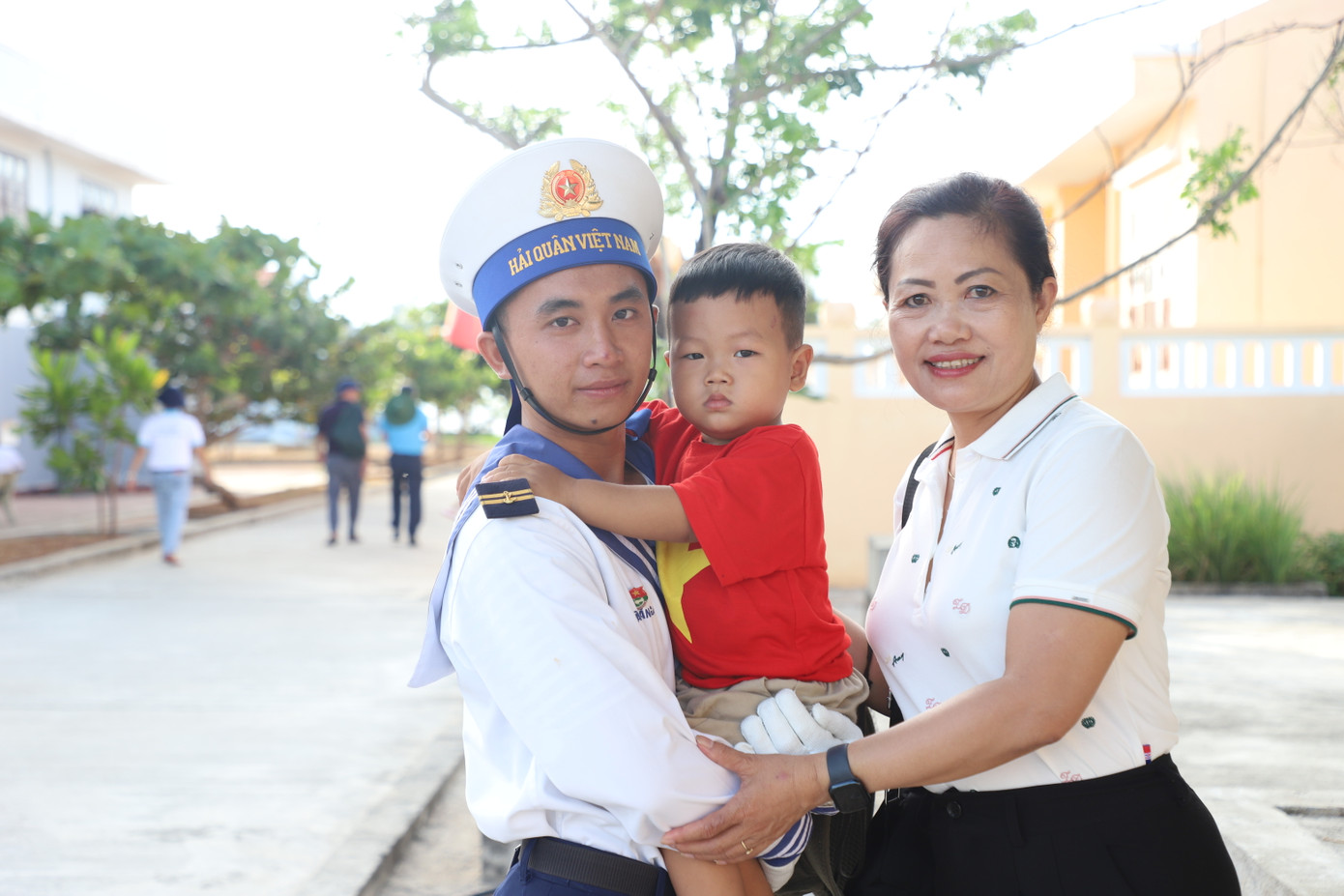 Đại biểu lưu niệm cùng chiến sĩ, em nhỏ trên đảo.