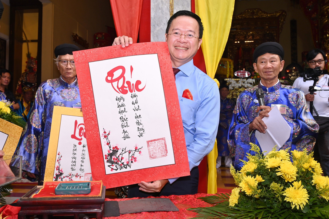 Hoạt động truyền thống cầu mong một năm mới an khang, thịnh vượng, đầy đủ phúc lộc.