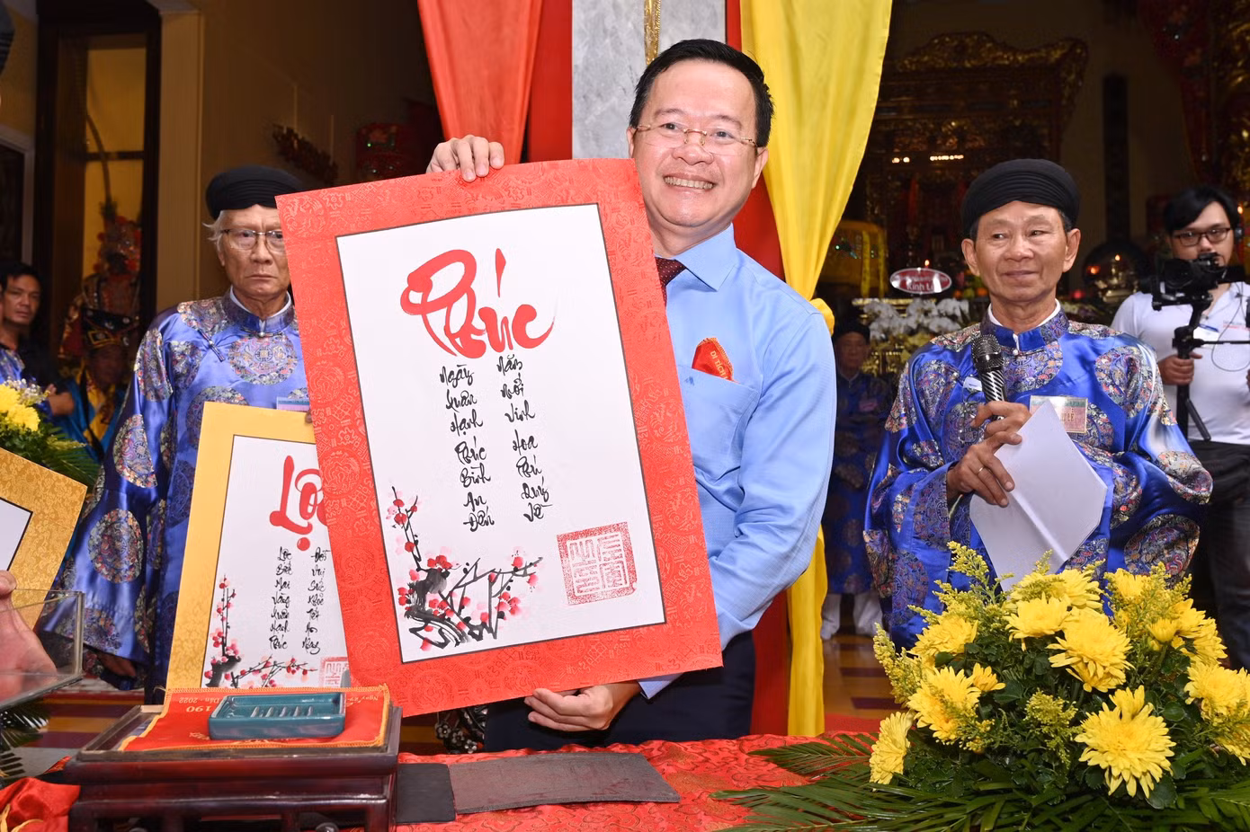 Hoạt động truyền thống cầu mong một năm mới an khang, thịnh vượng, đầy đủ phúc lộc.