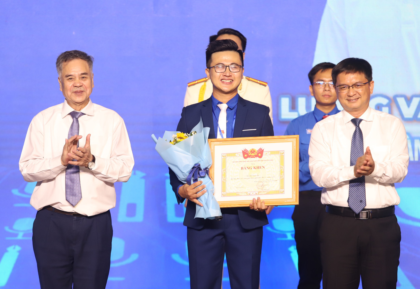 Thí sinh Văn Công Vũ nhận giải Ba. Thí sinh Văn Công Vũ nhận giải Ba.