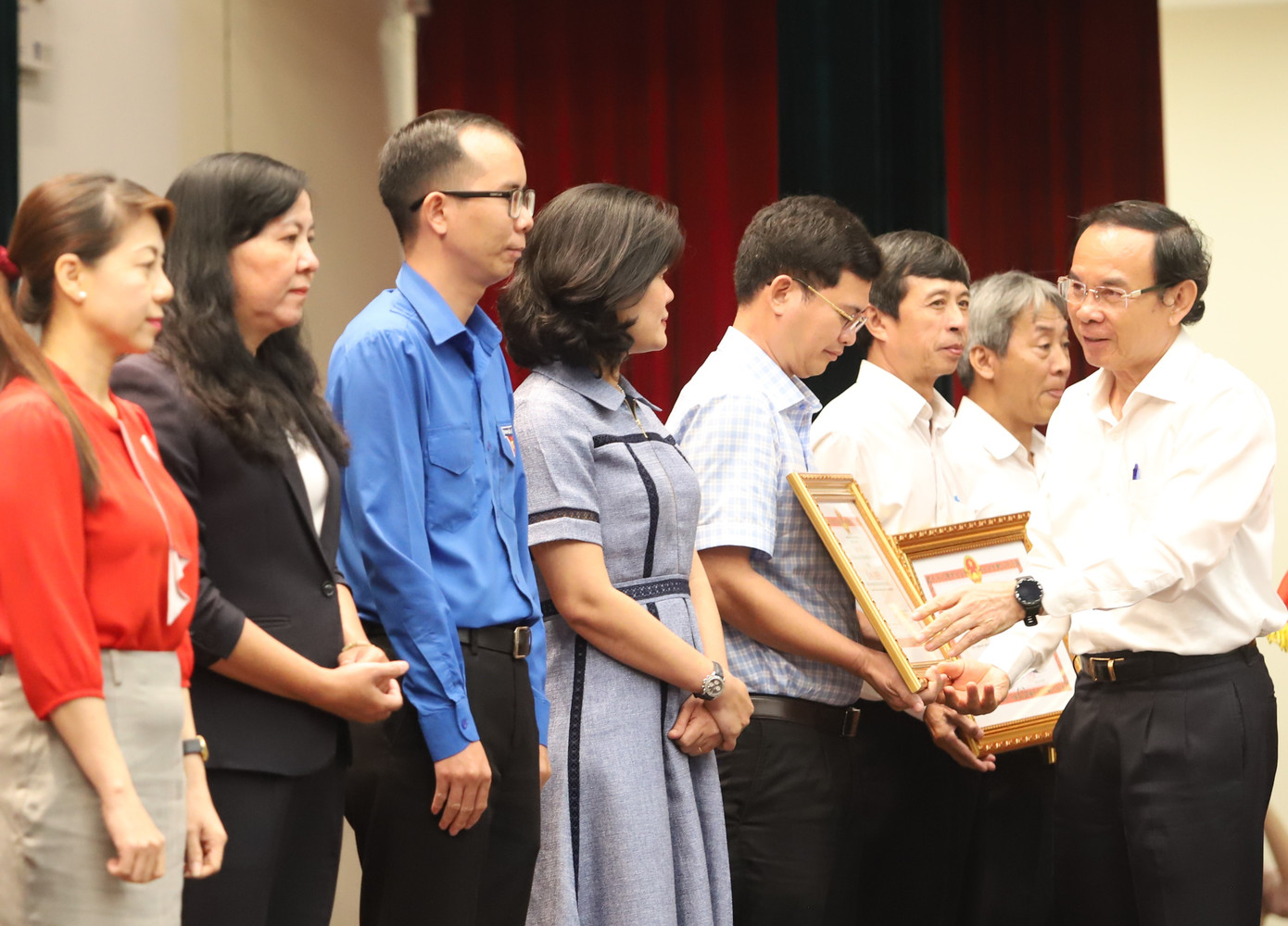 Bí thư Thành ủy TPHCM Nguyễn Văn Nên trao bằng khen của UBND TPHCM tuyên dương các đơn vị, tổ chức thực hiện tốt công tác chăm lo Tết Nguyên đán Giáp Thìn.