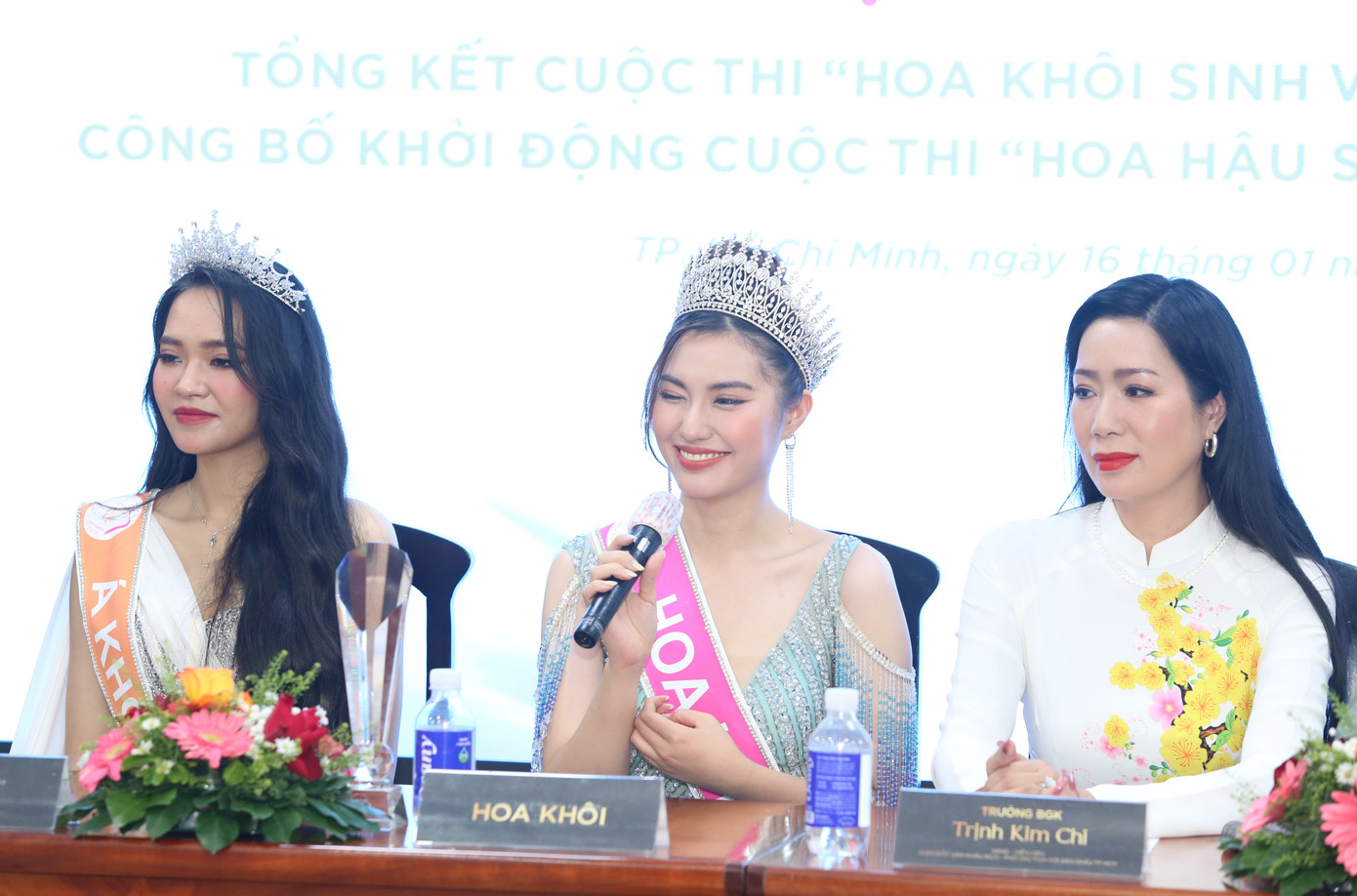 Tân Hoa khôi Sinh viên Việt Nam 2023 Trịnh Huyền Mai chia sẻ với báo giới ngay sau đêm đăng quang. Ảnh: Ngô Tùng Tân Hoa khôi Sinh viên Việt Nam 2023 Trịnh Huyền Mai chia sẻ với báo giới ngay sau đêm đăng quang. Ảnh: Ngô Tùng