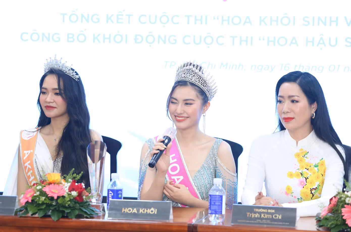 Tân Hoa khôi Sinh viên Việt Nam 2023 Trịnh Huyền Mai chia sẻ với báo giới ngay sau đêm đăng quang. Ảnh: Ngô Tùng