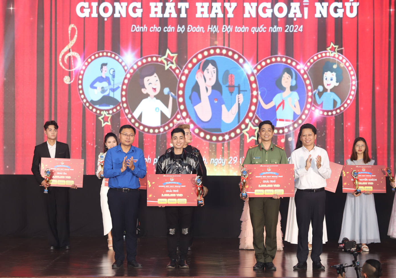 Anh Phạm Thanh Tú (bên phải) và anh Hà Văn Sang cùng đón nhận giải Nhì cuộc thi.