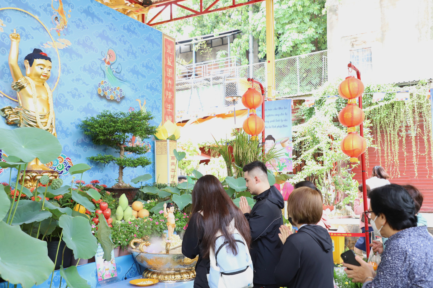 Qua nghi lễ truyền thống mang tính biểu tượng của Phật giáo, mỗi người nhận thức về những điều mình cần thực hành để sống tốt đời đẹp đạo như chính ý nghĩa trong thời khắc Đức Thế tôn chào đời. Qua nghi lễ truyền thống mang tính biểu tượng của Phật giáo, mỗi người nhận thức về những điều mình cần thực hành để sống tốt đời đẹp đạo như chính ý nghĩa trong thời khắc Đức Thế tôn chào đời.