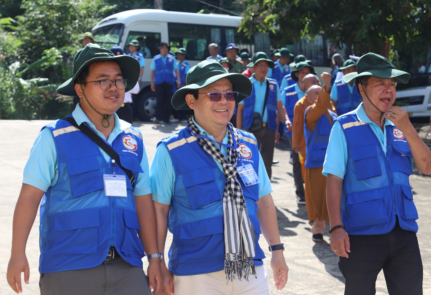 PGS.TS Lê Thanh Long (bìa trái) cùng các đại biểu trong hành trình đến với biển, đảo Tây Nam của Tổ quốc. Ảnh: Ngô Tùng PGS.TS Lê Thanh Long (bìa trái) cùng các đại biểu trong hành trình đến với biển, đảo Tây Nam của Tổ quốc. Ảnh: Ngô Tùng