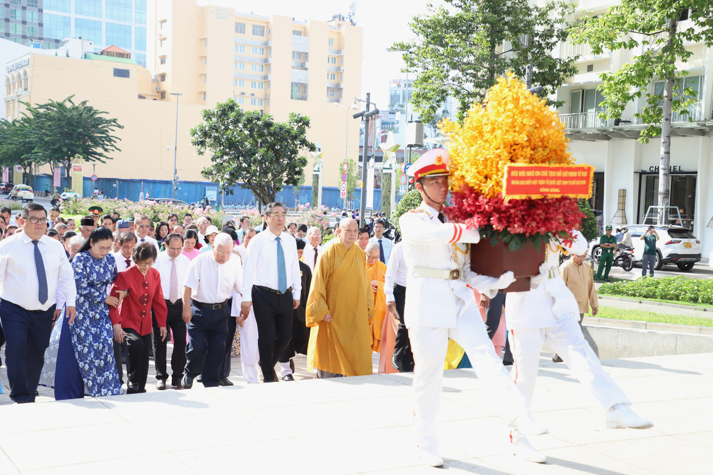 Đoàn đại biểu lãnh đạo TPHCM và các nhân sĩ, trí thức, chức sắc tôn giáo, dân tộc thành kính dâng hoa lên Chủ tịch Hồ Chí Minh.