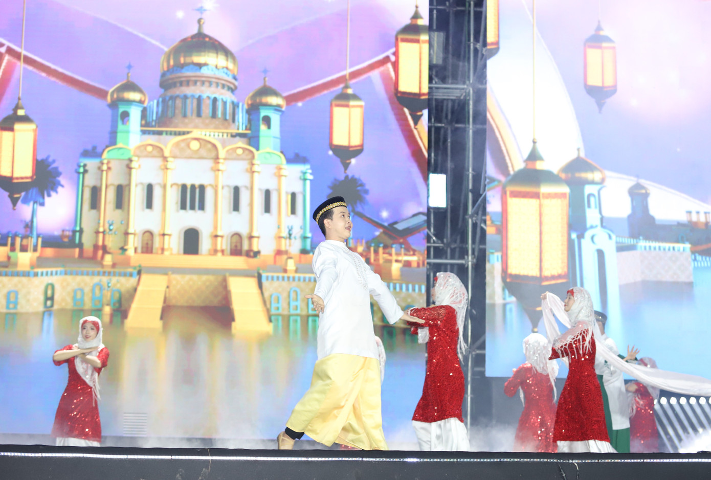 Những tiết mục không chỉ đầu tư công phu, thể hiện bản sắc riêng của các trường mà còn truyền tải nhiều thông điệp nhân văn, đậm chất trẻ, bản lĩnh và sáng tạo của HSSV.