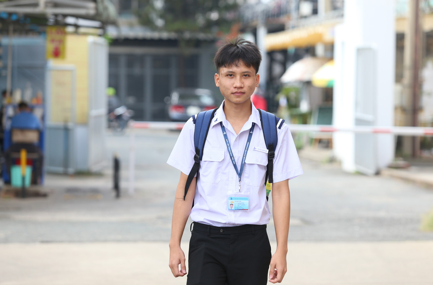 Sau những giờ mưu sinh, Nguyễn Minh Thể lại khoác ba lô đến trường để tiếp nhận những kiến thức mới, viết tiếp ước mơ chinh phục bầu trời mà cậu đã xác định với ngành học hiện tại. "Từ lúc nhỏ em đã rất thích những chiếc máy bay trên bầu trời. Lớn lên, em càng đam mê và yêu thích máy bay, muốn trở thành phi công. Tuy nhiên, do học phí ngành này quá cao, kinh tế gia đình không thể đảm bảo nên em đành từ bỏ ước mơ làm phi công", Minh Thể chia sẻ.