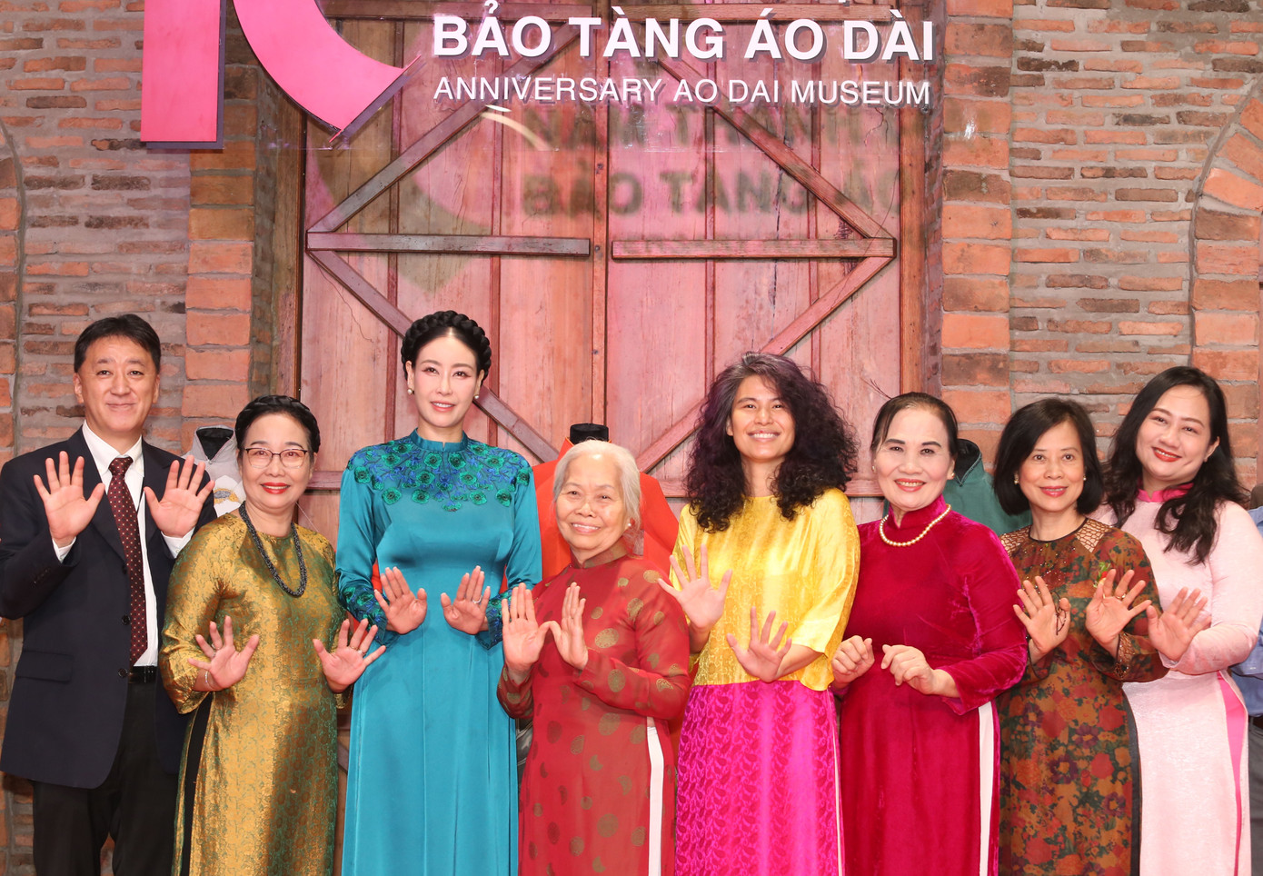 Các đại biểu khách mời tại buổi họp mặt nhân kỷ niệm 10 năm thành lập Bảo tàng Áo dài. Ảnh: Ngô Tùng.