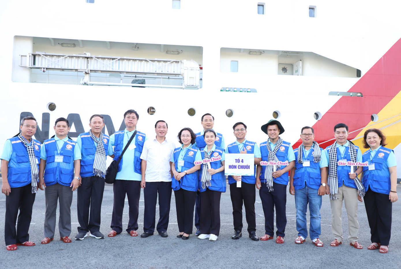 Các thành viên lưu niệm tại Tượng đài Anh hùng liệt sĩ Đoàn tàu không số và tàu KN-290 trước khi bắt đầu chuyến công tác.