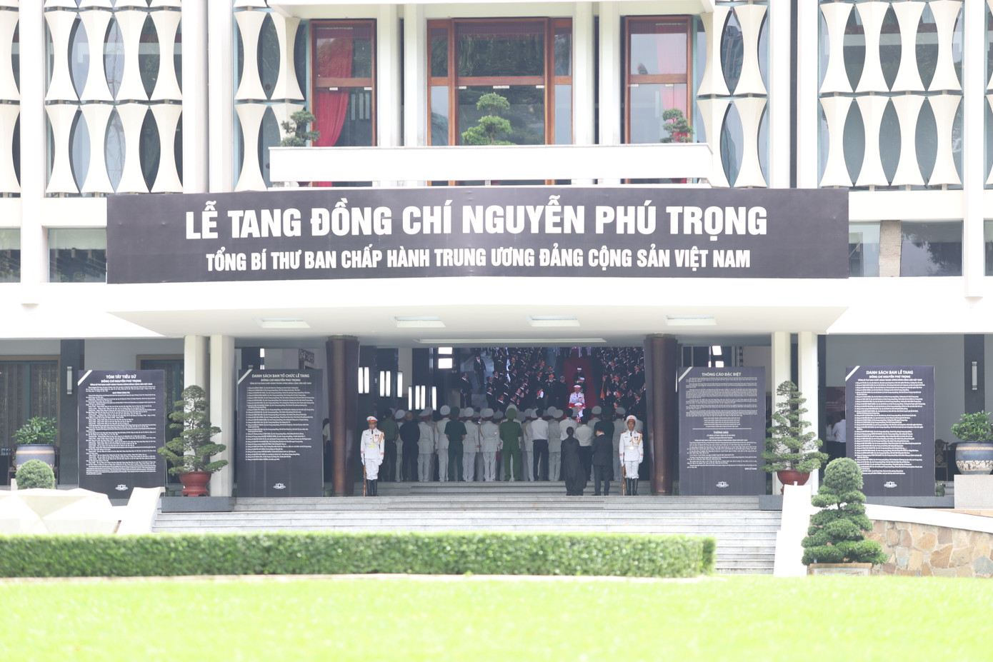Bên trong Hội trường Thống Nhất, lãnh đạo, nguyên lãnh đạo Đảng, Nhà nước, TPHCM cùng trang nghiêm theo dõi lễ truy điệu, lễ di quan Tổng Bí thư Nguyễn Phú Trọng.