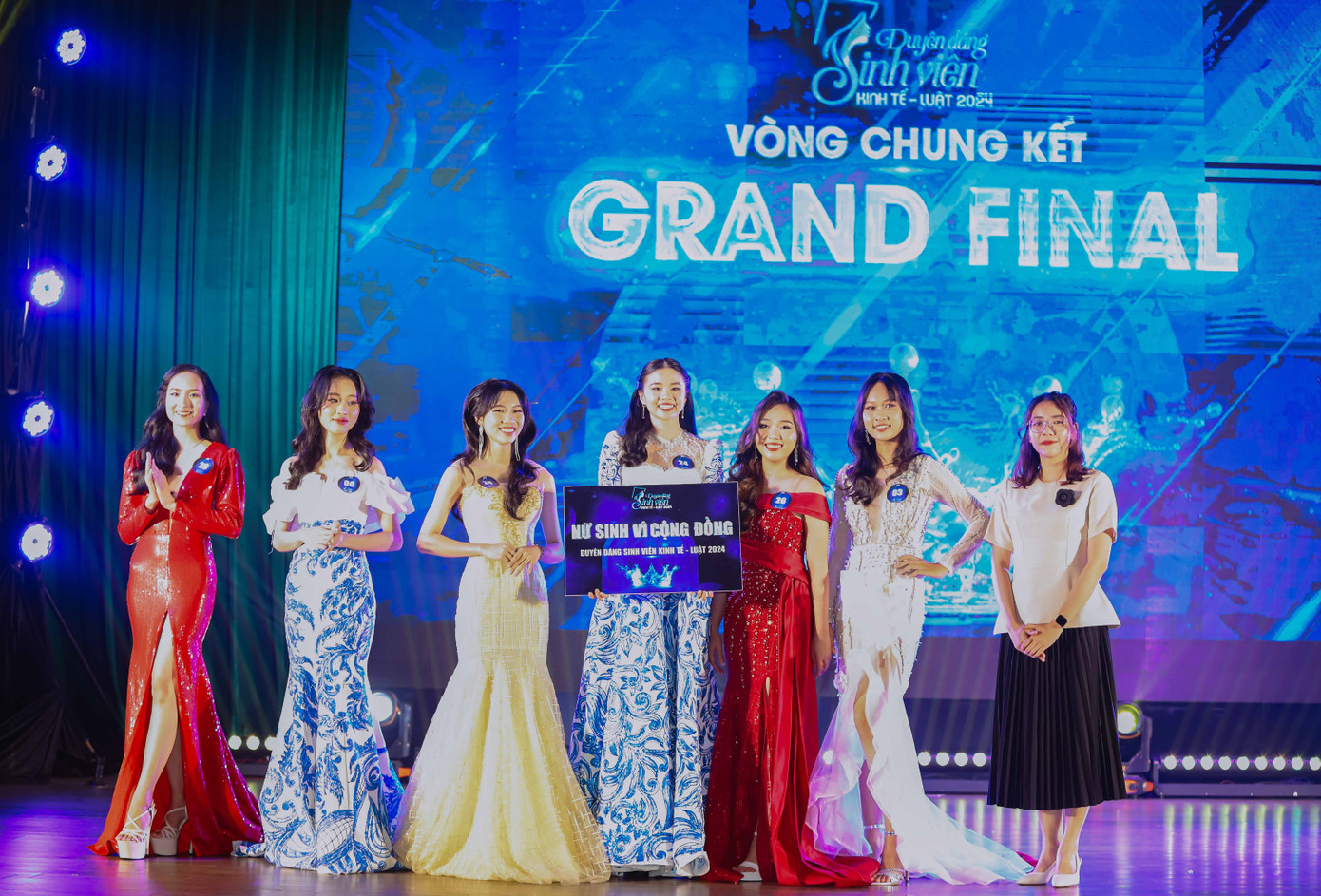 Trao phần thưởng cho nhóm thí sinh có dự án hoạt động cộng đồng nổi trội.