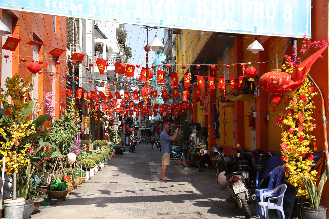 Từ khoảng 10 ngày trước, chính quyền và bà con nhân dân đã cùng góp công, góp sức thi công các hạng mục của công trình đường hoa mini này.