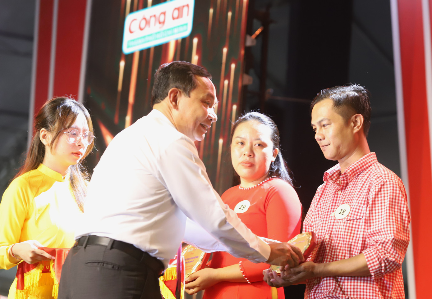 Lãnh đạo Ban Tổ chức Thành ủy TPHCM trao khen thưởng cho đại diện các tập thể điển hình. Lãnh đạo Ban Tổ chức Thành ủy TPHCM trao khen thưởng cho đại diện các tập thể điển hình.