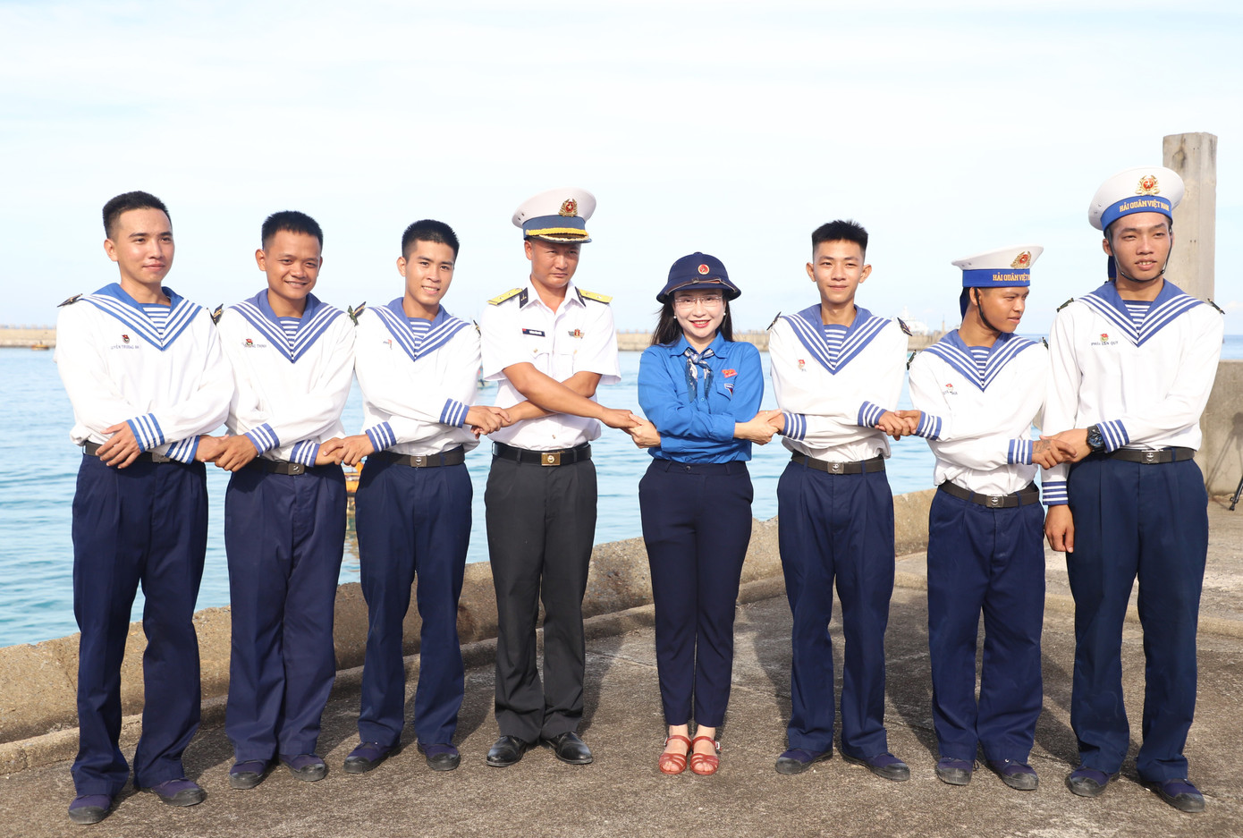 Bí thư T.Ư Đoàn Nguyễn Phạm Duy Trang cùng các chiến sĩ đảo Đá Tây A. Bí thư T.Ư Đoàn Nguyễn Phạm Duy Trang cùng các chiến sĩ đảo Đá Tây A.