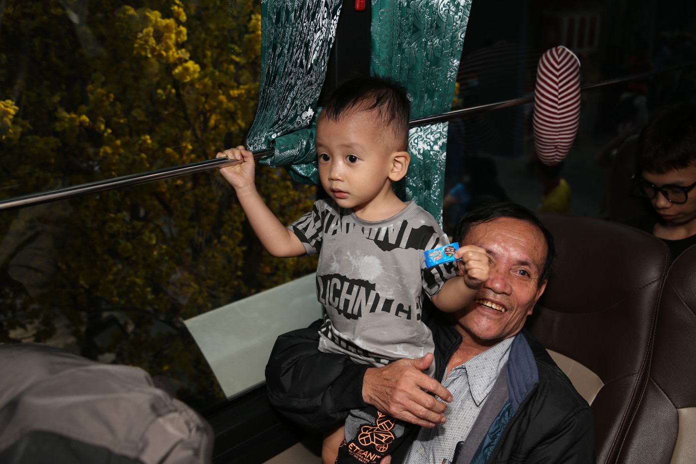 Em bé cùng người thân về quê trên "Chuyến xe mùa xuân". Em bé cùng người thân về quê trên "Chuyến xe mùa xuân".