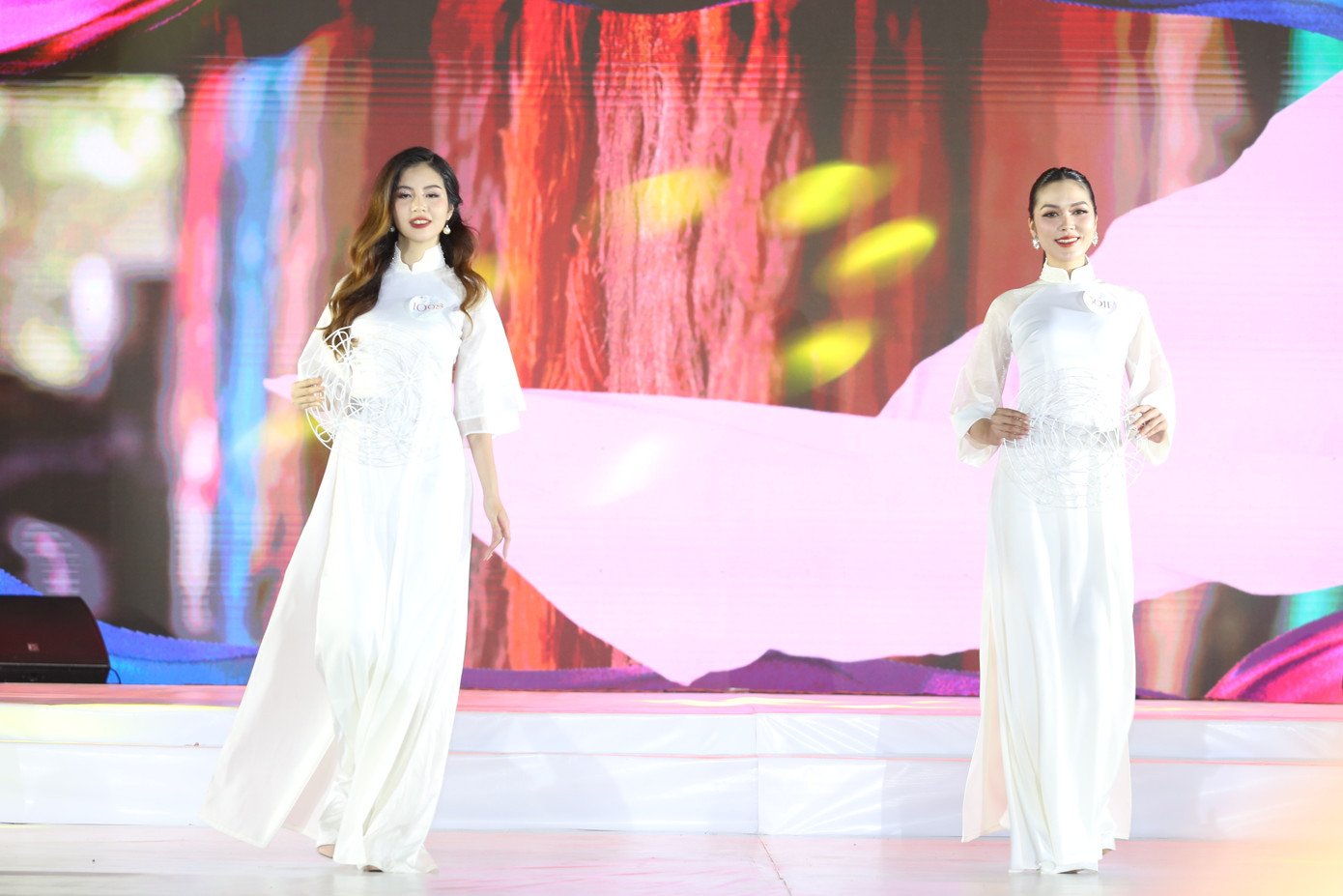 Trong tà áo dài truyền thống, các nữ thanh niên toát lên vẻ đẹp thanh thoát, tinh khôi.