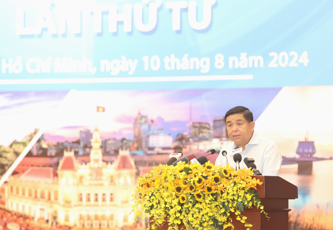 Bộ trưởng Bộ KH&ĐT Nguyễn Chí Dũng báo cáo tại hội nghị. Ảnh: Ngô Tùng Bộ trưởng Bộ KH&ĐT Nguyễn Chí Dũng báo cáo tại hội nghị. Ảnh: Ngô Tùng