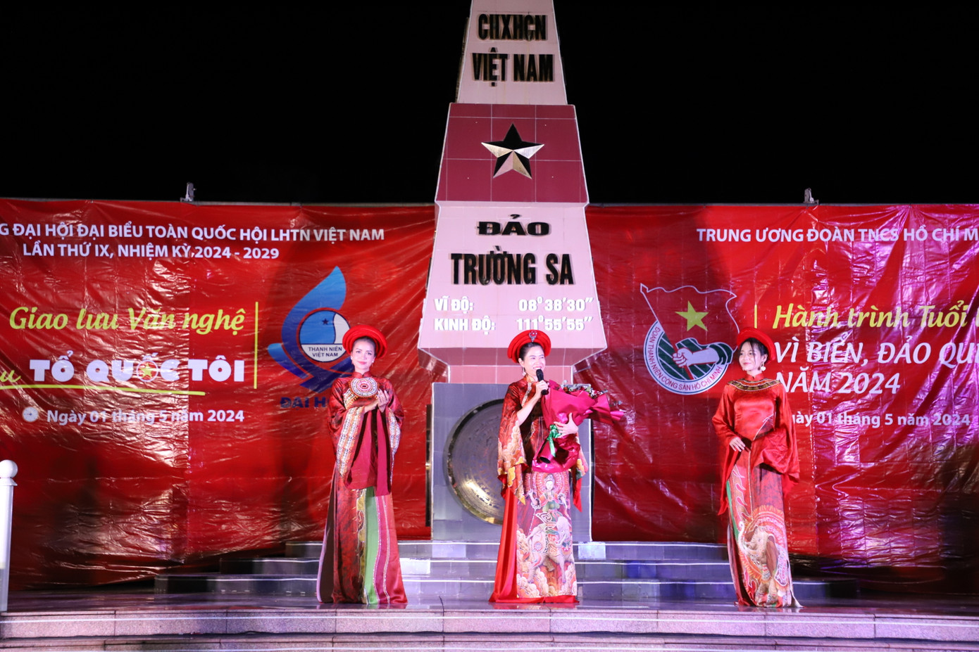 Minh Phương (bên phải) tham gia trình diễn áo dài trong chương trình giao lưu văn nghệ trên đảo Trường Sa Lớn.