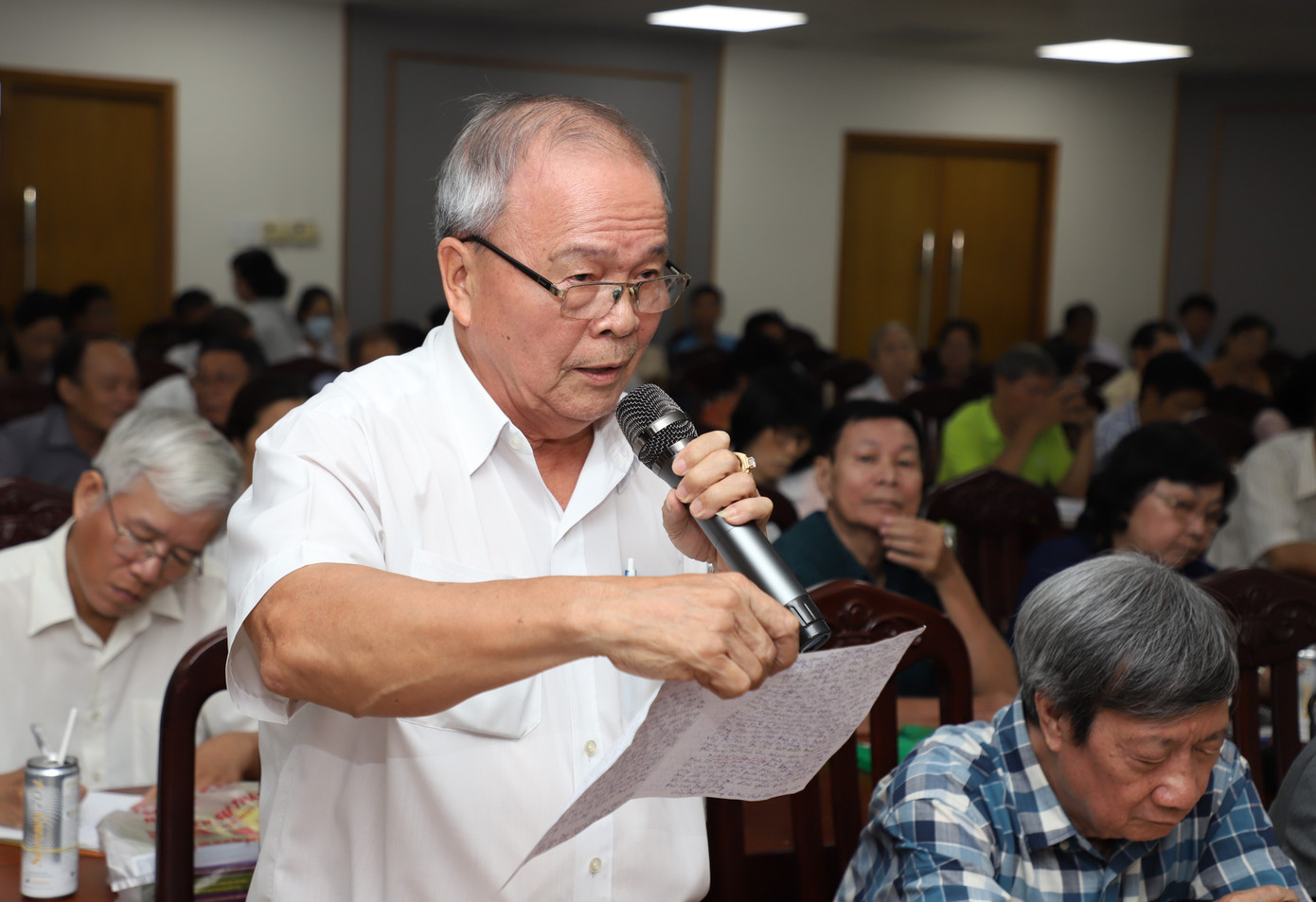 Cử tri Lâm Ngọc Mạnh nêu ý kiến tại buổi tiếp xúc. Ảnh: Ngô Tùng