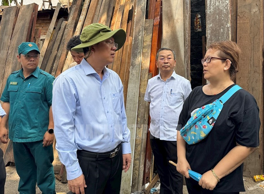 Phó bí thư Thường trực Thành ủy TPHCM Nguyễn Hồ Hải thăm hỏi người dân bị ảnh hưởng vụ cháy. Ảnh: Thành ủy TPHCM