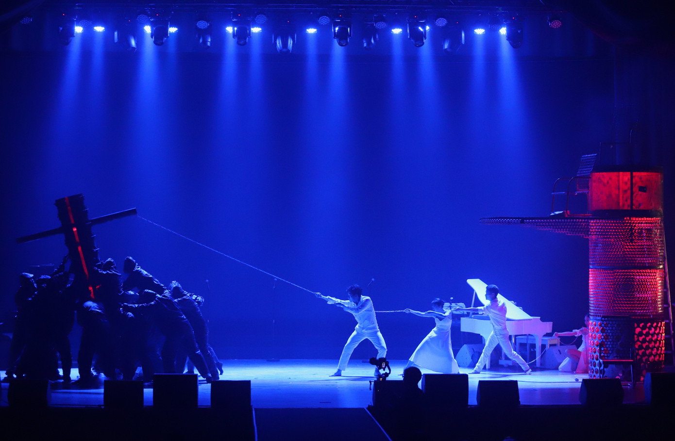 Các nghệ sĩ trẻ tương tác với các vật phẩm tái chế trong các phần trình diễn.