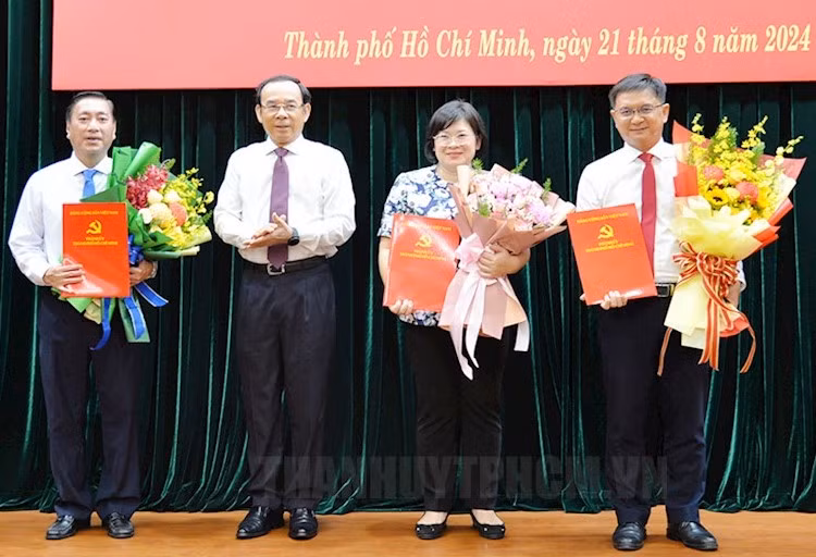 Bí thư Thành ủy TPHCM Nguyễn Văn Nên trao quyết định cho bà Văn Thị Bạch Tuyết (thứ hai từ phải qua), ông Nguyễn Mạnh Cường và ông Phạm Thành Kiên (bìa trái). Ảnh: Thành ủy TPHCM Bí thư Thành ủy TPHCM Nguyễn Văn Nên trao quyết định cho bà Văn Thị Bạch Tuyết (thứ hai từ phải qua), ông Nguyễn Mạnh Cường và ông Phạm Thành Kiên (bìa trái). Ảnh: Thành ủy TPHCM